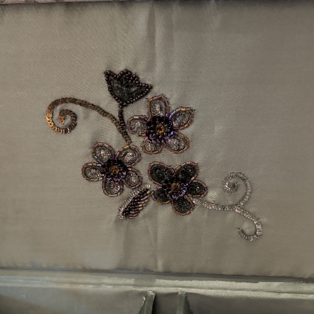 Elegant Floral Embroidered Stationary Box - Picture 5 of 8